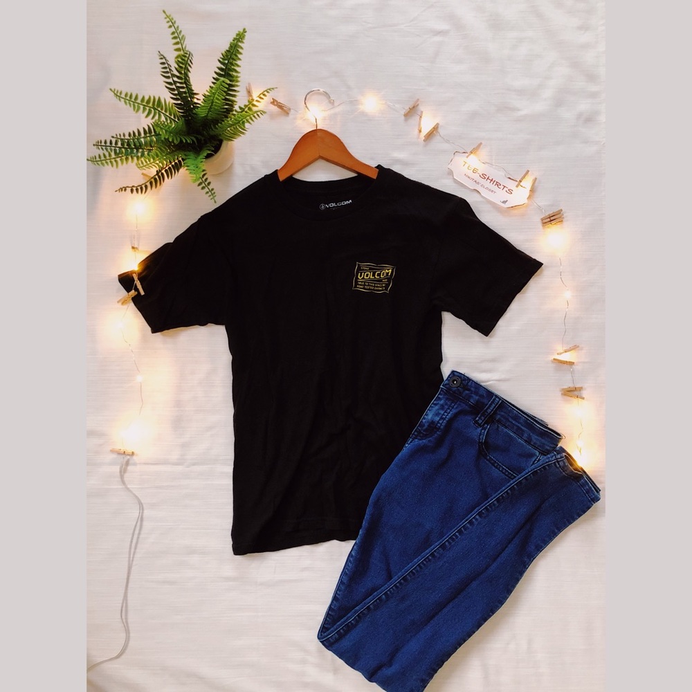 🏷SOLD Volcom Men’s Tee 🎁 FREE GIFT